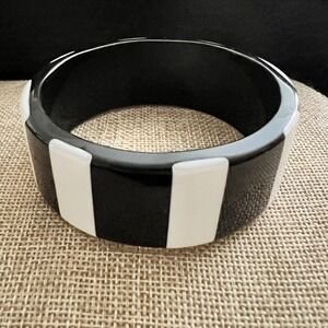 Vintage Black White Striped Resin Chunky Bangle Bracelet Size 7.5‎ Mod Op Art